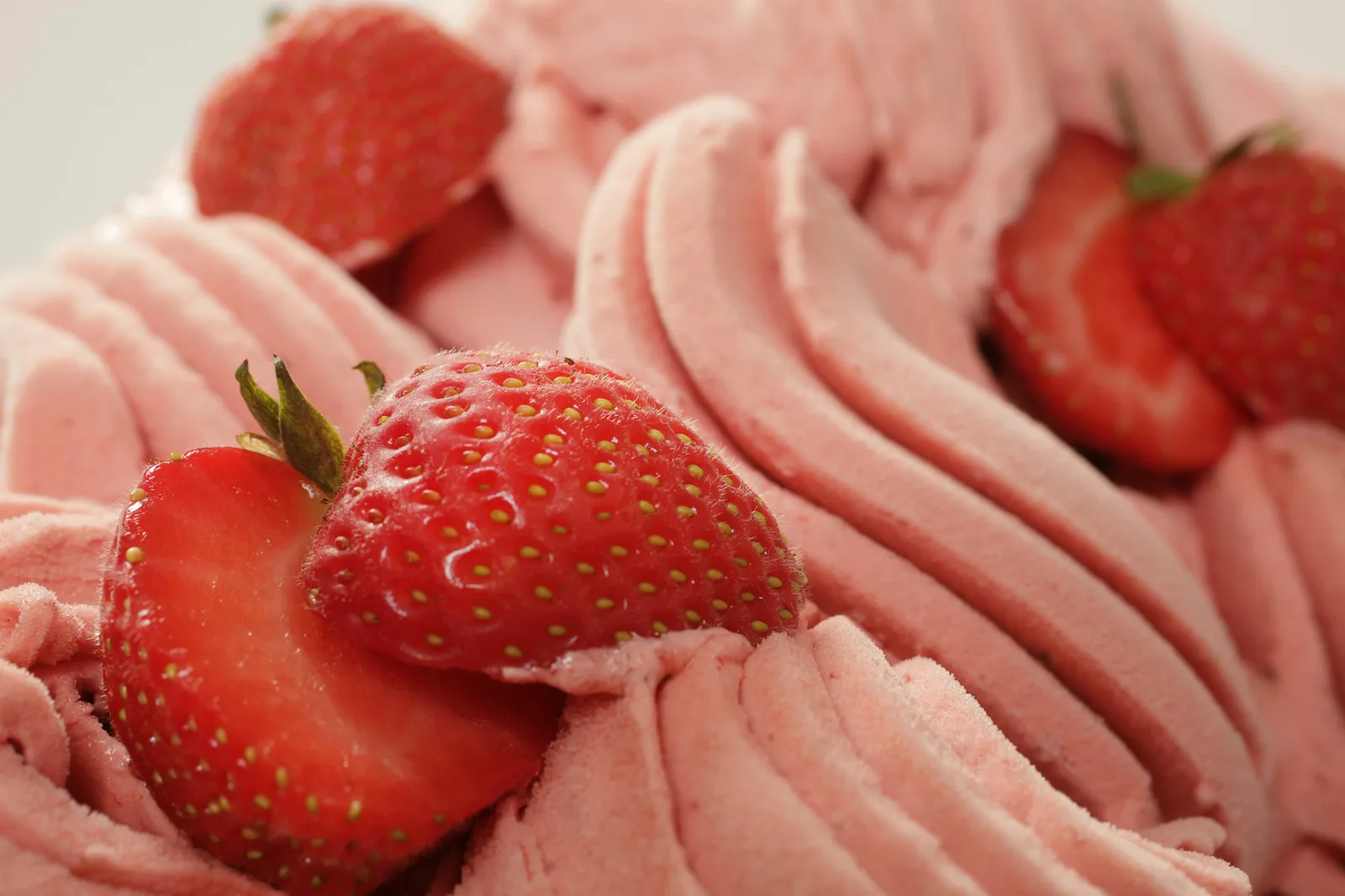 Roze aardbeienijs met verse aardbeien