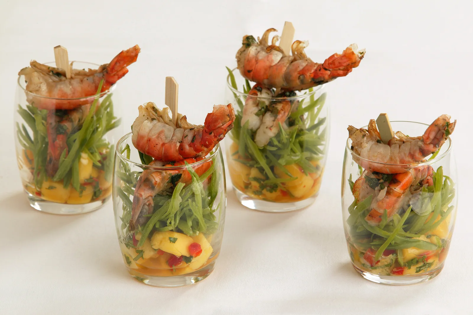Gamba's op een frisse salade in glaasjes