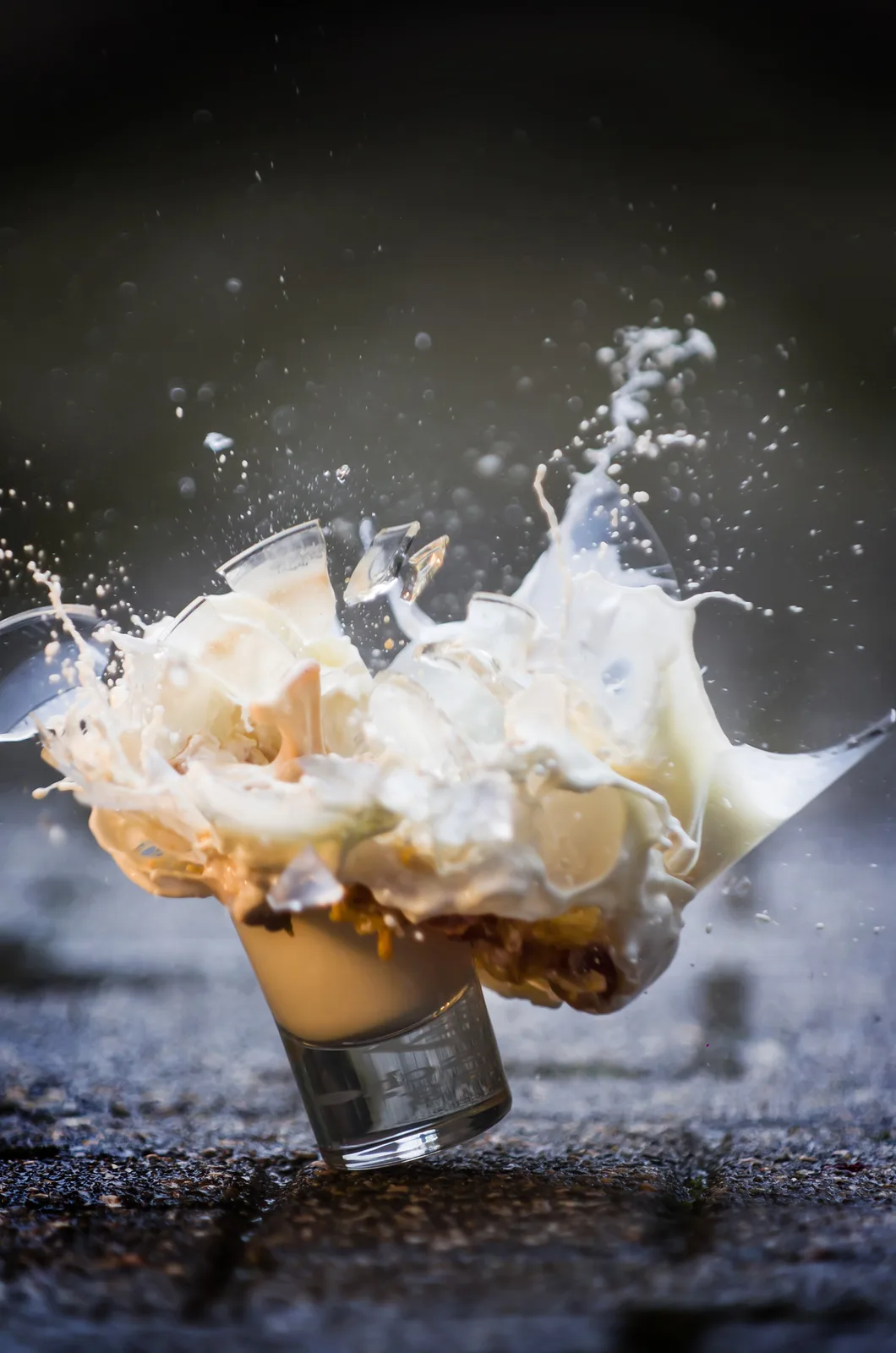 Romig drankje spat uit een glas