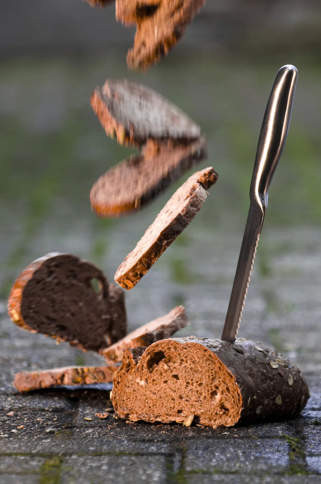Sneden brood vallen naast een broodmes