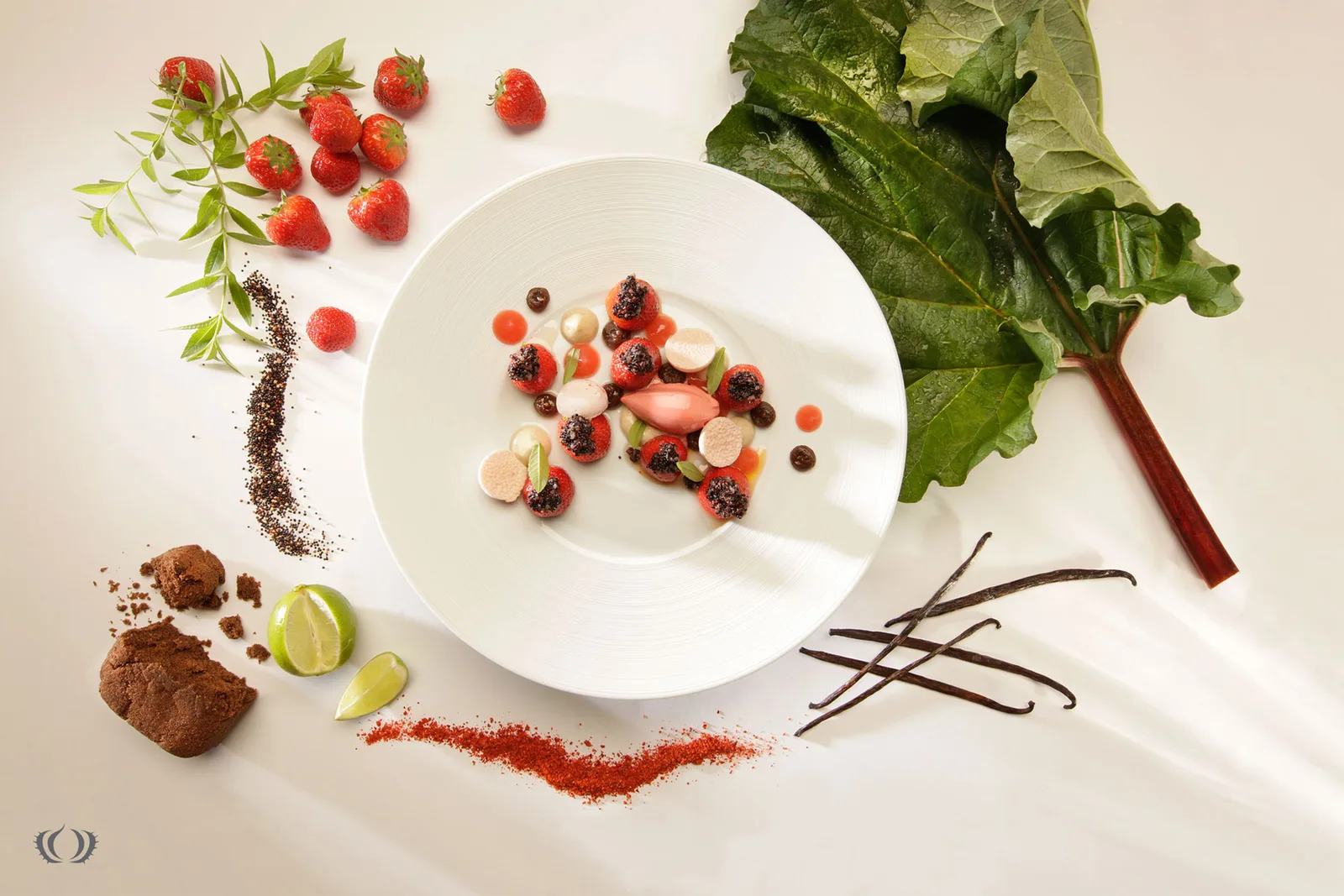 Le Marron zomerdessert met aardbeien, rabarber en vanille